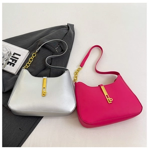 Detailaufnahme von silbernen und rosafarbenen Hobo-Taschen mit goldenen Kettenriemen