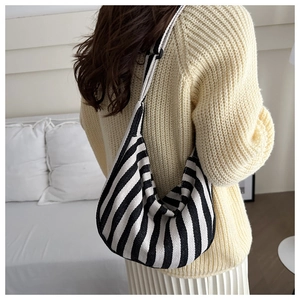Détail de la texture rayée noir et blanc du sac hobo en toile pour femmes