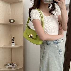 Sac baguette vert herbe minimaliste avec boucle dorée et bandoulière en cuir à nœuds