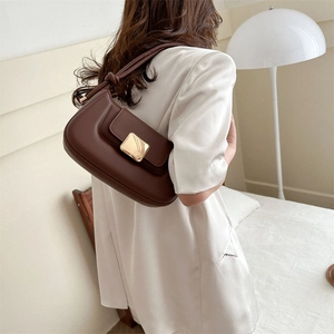 Sac baguette marron café minimaliste avec boucle dorée et bandoulière à détail noué