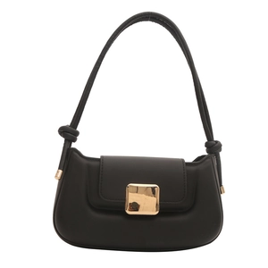 Sac baguette noir avec boucle dorée et bandoulière nouée sur un fond blanc épuré