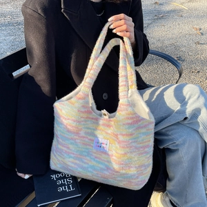 Borsa tote in maglia a righe arcobaleno con morbida consistenza in peluche