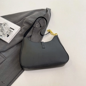 Minimalistische schwarze PU-Halbmondtasche mit goldener Kette als Detail am Riemen
