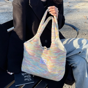Elegante borsa tote in maglia di peluche a righe arcobaleno con morbidi colori pastello