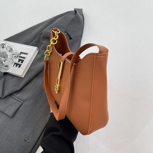 Schicke braune PU-Unterarmtasche mit goldener Kette und Metallverschluss für Damen