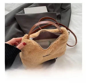 Vue de dessus d'un sac à main en peluche montrant la capacité intérieure pour smartphone
