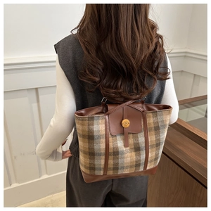 Dettaglio della borsa sottobraccio in tweed a quadri con finiture in pelle e fibbia N