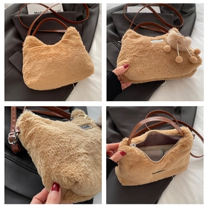 Détail du sac croissant en peluche avec silhouette d'oreille de chat et poignées en cuir