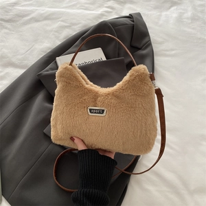 Sac à main en peluche marron avec logo sport en métal et bandoulière en cuir chic