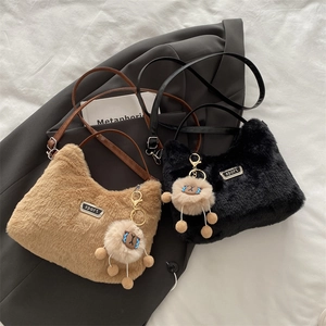 Sacs à épaule en peluche marron et noir avec décor en métal et breloque poupée