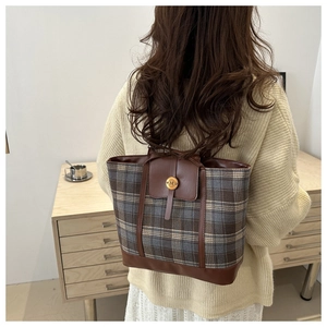 Dettaglio della borsa tote vintage con classico tessuto a quadri e fibbia in metallo dorato