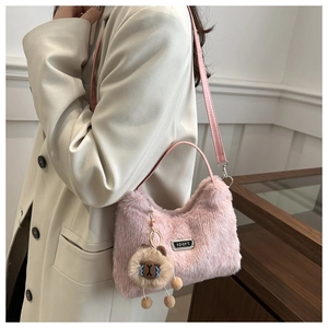 Sac à main en peluche rose avec bandoulière en cuir et charm animalier décoratif