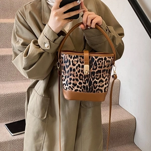 Vintage Leopard Print Bucket Bag For Women PU Leather Crossbody Handheld Bag With Metal Lock And Plush Charm Casual Bag