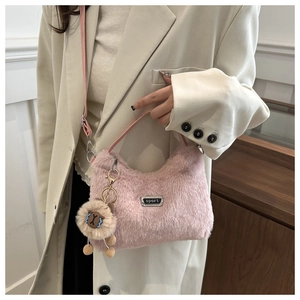 Sac hobo rose en peluche avec logo sport en métal et détail de charm mouton doux