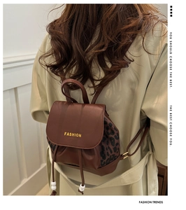 Détail du sac à dos léopard avec cordon de serrage, perle blanche et texte fashion