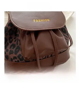 Détail du motif léopard et du cordon en cuir sur ce sac à dos vintage élégant