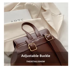 Détail des bretelles réglables avec boucles dorées sur sac à dos léopard marron