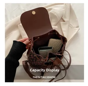 Vue détaillée de l'intérieur du sac à dos léopard montrant la grande capacité et le contenu