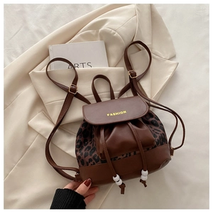 Détail des coutures léopard et fermeture à cordon avec perles sur le sac à dos tendance