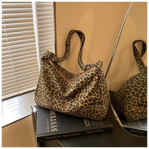 Detail of leopard print tote bag with zipper closure and soft canvas texture