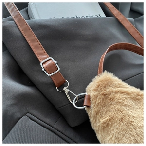 Macro de la texture en fausse fourrure et bandoulière en cuir avec boucle argent