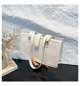 Detail der weißen strukturierten Leder-Miniband mit eleganter Gold-Schnalle und Trägern