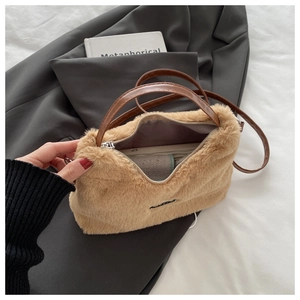 Détail du sac à main en peluche kaki avec bandoulière en cuir brun et fourrure douce