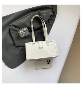Minimalistische weiße Tasche mit Goldverschluss und Handy zum Größenvergleich