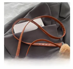 Détail de la bandoulière en fausse fourrure avec boucle métallique argentée