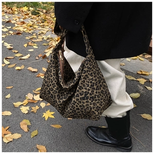 Leopard print canvas tote bag featuring a high-density fabric and gold metal zipper