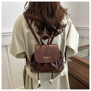 Détail du petit sac à dos en similicuir marron avec imprimé léopard et cordon