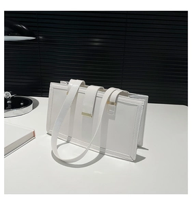 Detailansicht der weißen Leder-Umhängetasche mit Metallschnalle im modernen Design