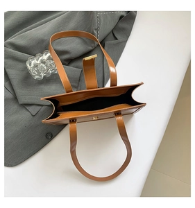 Detailansicht von oben auf den Innenraum und die braune Lederstruktur der Baguette-Tasche