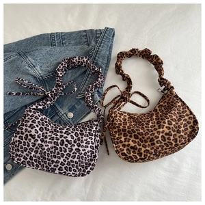 Dettaglio borse tote leopardate con spalline arricciate e accenti di fiocchi decorativi