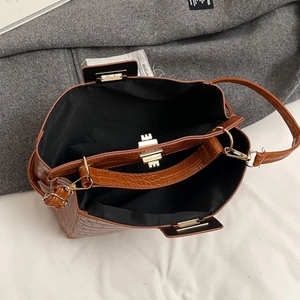 Grand sac à main marron effet crocodile avec détails dorés et intérieur spacieux