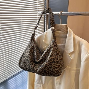 Fashionable leopard print canvas hobo bag with large capacity and zipper closure
