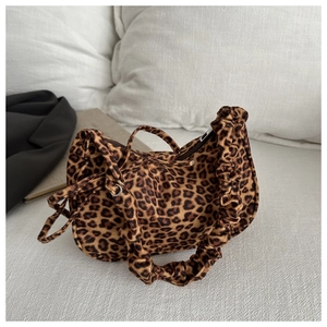Dettaglio della borsa leopardata con manico a pieghe e morbida trama in peluche