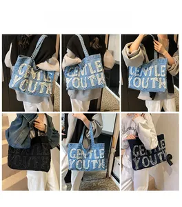 Collage di borse tote in denim vintage in blu chiaro, blu scuro e nero