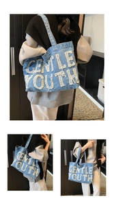 Dettaglio della borsa tote in denim azzurro con scritte Gentle Youth e ampio interno
