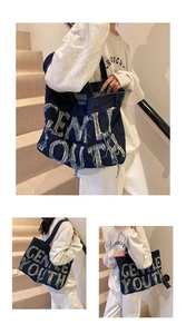 Dettaglio della borsa tote in denim con lettere GENTLE YOUTH e finiture sfilacciate