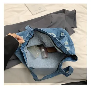Dettaglio della grande capacità interna della borsa tote in denim vintage con zip
