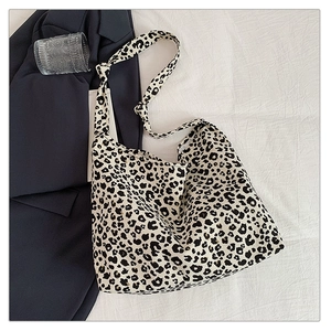 Fashionable hobo shoulder bag with leopard print in durable canvas for daily use