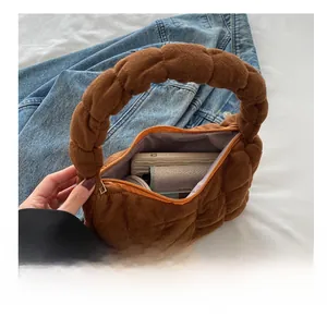 Sac cabas en peluche matelassé marron montrant l'espace pour téléphone et portefeuille