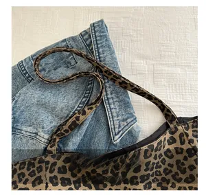 Détail du sac cabas à imprimé léopard avec poignées confortables et style denim