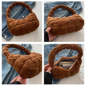 Vues détaillées du sac hobo matelassé marron montrant la texture et la capacité interne