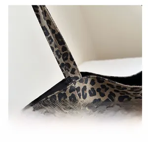 Gros plan sur le sac cabas léopard montrant les coutures renforcées et le tissu nylon