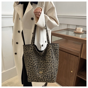Détail du sac cabas léopard en nylon avec plaque métallique handmade sur toile
