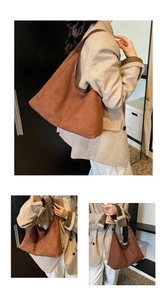 Detail van de grote bruine matte hobo-tas met een minimalistische retro schouderband