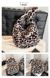 Détail du sac fourre-tout en peluche léopard kaki avec texture en fausse fourrure