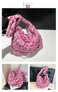 Détail du sac hobo en peluche imprimé léopard rose avec texture douce et large poignée